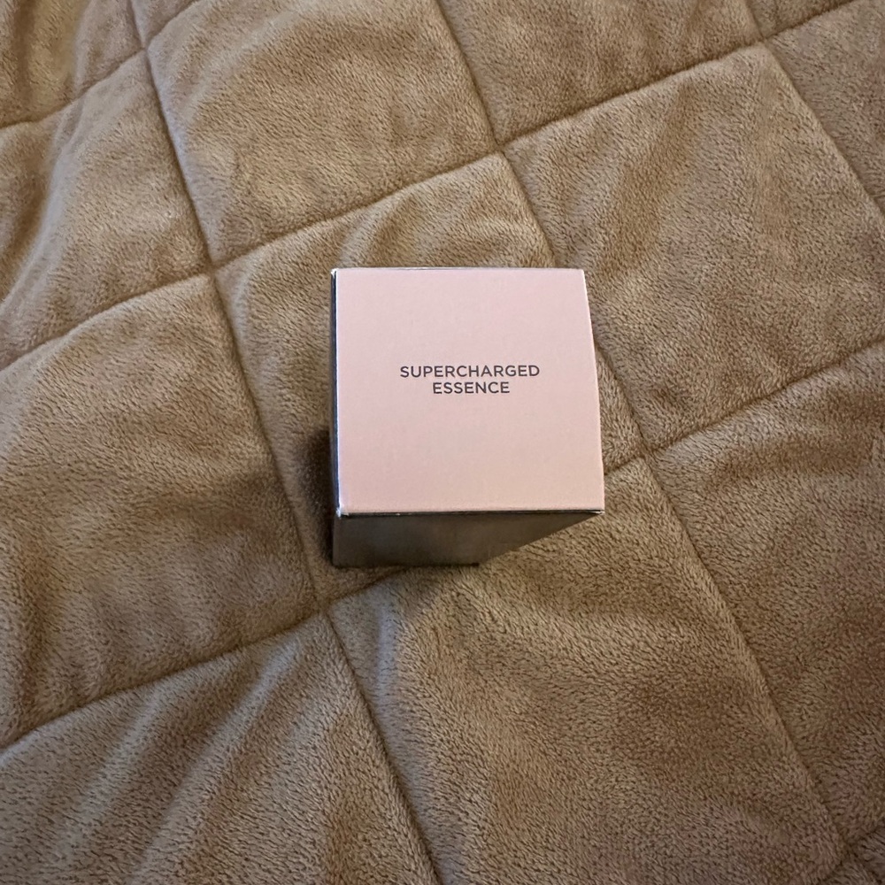 Laura Mercier Super Charge Essence